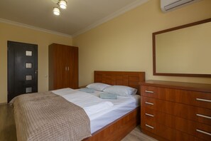 Panorama appartement, balkon, uitzicht op heuvels | 1 slaapkamer, geluiddichte muren, een strijkplank/strijkijzer