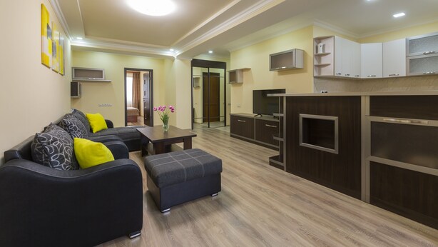 Departamento panorámico, balcón, vista a la colina | Área de sala de estar