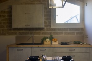 Réfrigérateur, plaque de cuisson, cafetière/bouilloire