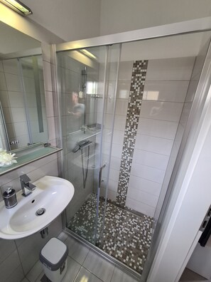 Dusche, Handtücher, Toilettenpapier