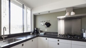 Réfrigérateur, four à micro-ondes, un four, surface de cuisson