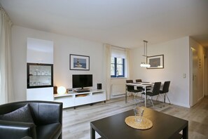 تلفزيون، مشغل دي في دي، كُتُب، ستيريو