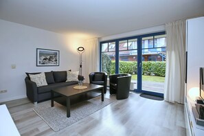 Fernseher, DVD-Player, Bücher, Stereoanlage