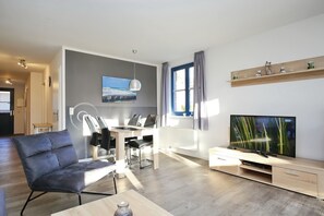 Fernseher, DVD-Player, Stereoanlage