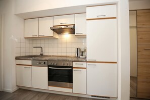 ثلاجة، ميكروويف، فرن، موقد طهي مسطح