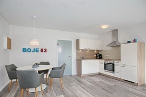 ثلاجة، ميكروويف، موقد طهي مسطح، غسالة أطباق