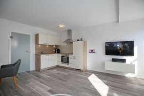 Kühlschrank, Mikrowelle, Herdplatte, Geschirrspüler