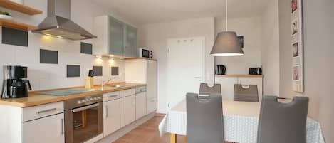 Geladeira, micro-ondas, fogão, cooktop