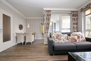 Fernseher, DVD-Player, Stereoanlage