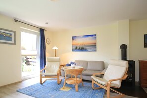 TV, fireplace, DVD player, books - Ferienhaus Deichfalter Urlauberdorf 46 a (Ostseebad Boltenhagen)