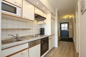 Kühlschrank, Ofen, Herdplatte, Wasserkocher mit Kaffee-/Teezubehör