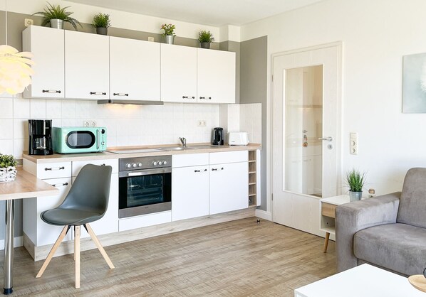 Kühlschrank, Mikrowelle, Ofen, Herdplatte