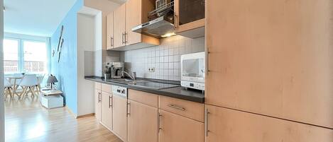 Réfrigérateur, micro-ondes, plaque de cuisson, lave-vaisselle