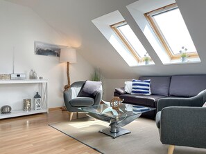 Fernseher, Bücher, Stereoanlage