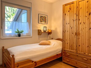 2 bedrooms, iron/ironing board, travel cot, free WiFi