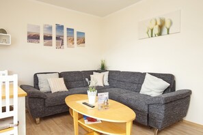 Fernseher, DVD-Player, Bücher, Stereoanlage