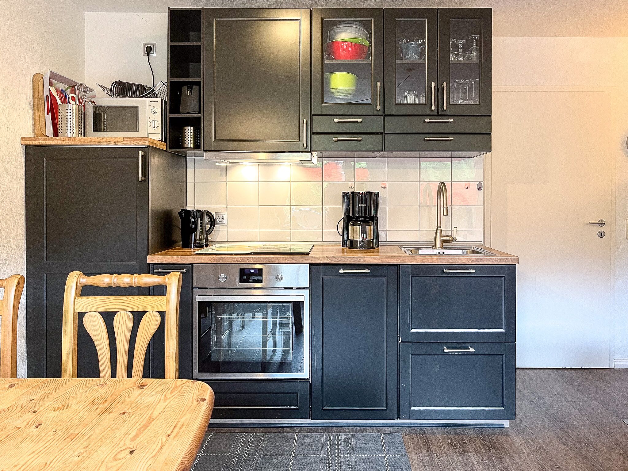 Kylskåp, mikrovågsugn, ugn och spishäll