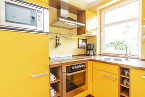 Kühlschrank, Mikrowelle, Ofen, Herdplatte