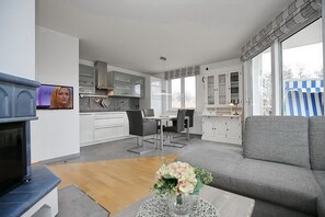 Fernseher, Kamin, Stereoanlage