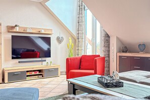 Fernseher, DVD-Player, Bücher, Stereoanlage