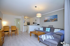 Fernseher, DVD-Player, Bücher, Stereoanlage