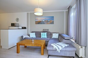 Fernseher, DVD-Player, Bücher, Stereoanlage