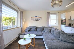 Tv, pejs, bøger, stereoanlæg