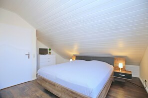 2 bedrooms, iron/ironing board, free WiFi