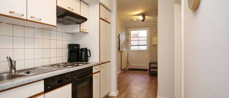 ثلاجة، فرن، موقد طهي مسطح، غسالة أطباق