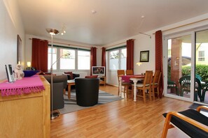 Fernseher, DVD-Player, Stereoanlage