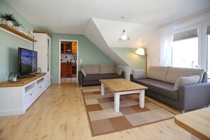 Fernseher, DVD-Player, Bücher, Stereoanlage