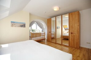 1 Schlafzimmer, Reisekinderbett