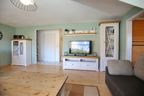 Fernseher, DVD-Player, Bücher, Stereoanlage