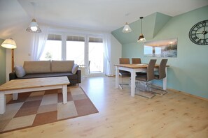 Fernseher, DVD-Player, Bücher, Stereoanlage