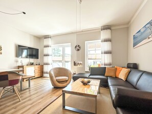 Fernseher, Tischtennisplatte, Stereoanlage