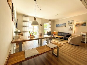 TV, table tennis, stereo - Landidyll Wohnung 01 in Elmenhorst (Elmenhorst)