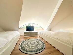 2 Schlafzimmer, Schreibtisch, Reisekinderbett, kostenloses WLAN