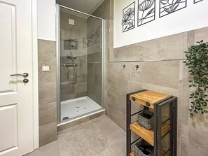 Shower, hair dryer - Landidyll Wohnung 02 in Elmenhorst (Elmenhorst)
