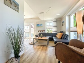 Fernseher, Tischtennisplatte, Stereoanlage