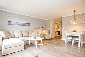 Fernseher, Bücher, Stereoanlage