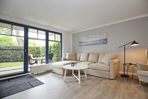 Fernseher, Bücher, Stereoanlage