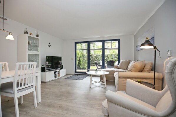 Fernseher, Bücher, Stereoanlage