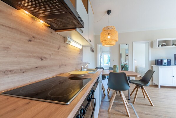 ثلاجة، فرن، موقد طهي مسطح، غسالة أطباق