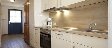 Kühlschrank, Ofen, Herdplatte, Geschirrspüler