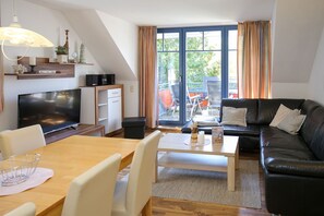Fernseher, DVD-Player, Bücher, Stereoanlage