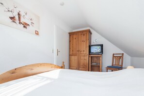 3 bedrooms, iron/ironing board, travel crib, free WiFi