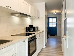 ثلاجة، ميكروويف، فرن، موقد طهي مسطح