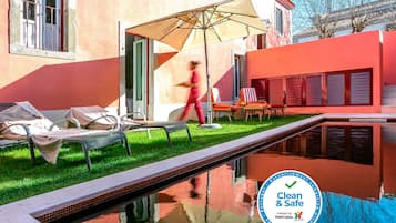 Una piscina al aire libre de temporada