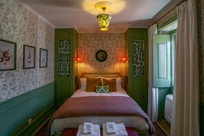 In-room safe, iron/ironing board, free WiFi, bed sheets - Rosegarden Essence Sintra (Sintra)