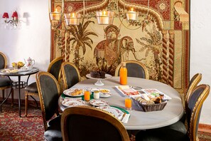 Petit déjeuner continental (12 EUR par personne)